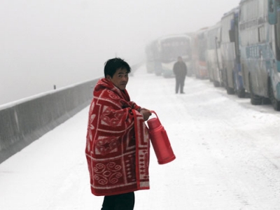 Густой снег, обрушившийся на северо-восток Китая, заблокировал движение машин