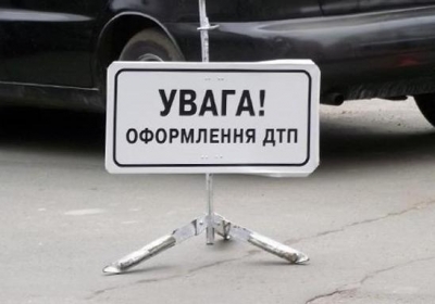 В Киеве пьяный водитель врезался в билборд на высоте двух метров