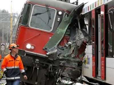 В Таиланде столкнулись два пассажирских поезда, много пострадавших. (Видео)