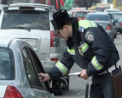 Нарушив правила ПДД, сотрудники ГАИ решили скрыться на авто от свидетеля. (ВИДЕО)