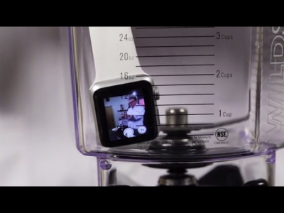 Американский экспериментатор измельчил в своем блендере смарт-часы от "Apple". (Видео)