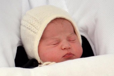  При виде новорожденной сестренки Шарлотты принц  Джордж немного застеснялся