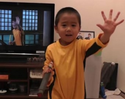 Мальчик 5 лет умело копирует боевую технику Брюса Ли. (Видео)