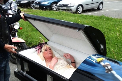 На собственную свадьбу британская невеста приехала в гробу