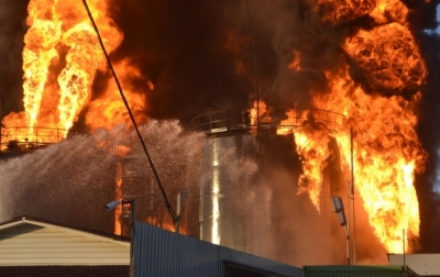 На горящей нефтебазе "БРСМ-Нафта" утром раздался сильный взрыв