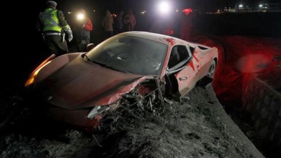 Футболист итальянского "Ювентуса" Артуро Видаль попал в страшное ДТП и сильно повредил свою Ferrari. (Фото)