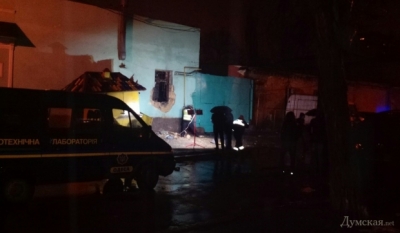 Ночью в Одессе под дверью здания ресторана сработало взрывное устройство