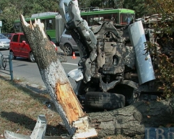 В Киеве на огромной скорости перевернулся "Фольксваген", один из пассажиров вылетел из салона. (Видео)