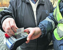 В Украине обновляют систему сбора штрафов с водителей – нарушителей ПДД: сегодня в Киеве банкиры и гаишники презентуют платежные терминалы, которыми "вооружили" автоинспекторов 
