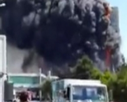 В Баку полностью сгорела многоэтажка. На месте уже работают спасатели.  (Видео)