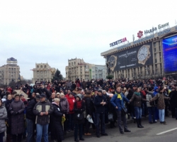 СМИ: митингующие продолжают оставаться на Майдане в Киеве
