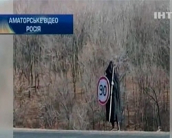 В Запорожье по дороге разгуливает смерть с косой