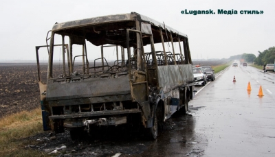 В Луганске полностью сгорел автобус