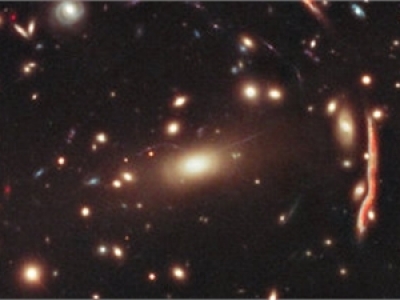 "Хаббл" сфотографировал галактику через искажение черной материи