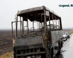 В Луганске полностью сгорел автобус