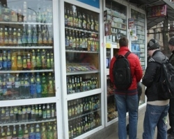 В Киеве отменили запрет на продажу алкоголя и сигарет в киосках