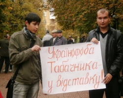 В  Луганске куклу вуду Табачника выбросили на "помойку" (фото)