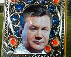  В Луганске провели крестный ход "сладкого" Януковича