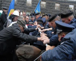 Митингующие шахтеры прорвались через ограждение к Кабмину