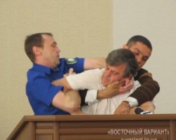 В Луганске на активиста, укусившего охранника горсовета, завели еще одно дело