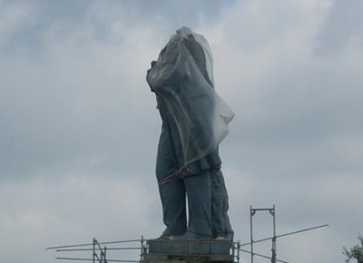 В Днепропетровске памятнику Шевченко "открутили" голову
