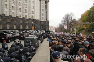 Под Кабмином опять собрались чернобыльцы