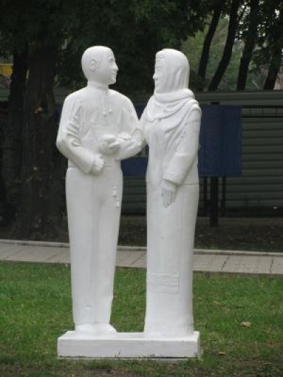 В центре Луганска скульптуру разрисовали свастикой