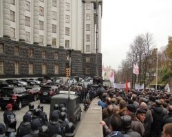 Под Кабмином опять собрались чернобыльцы