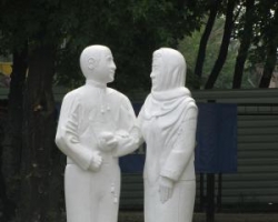 В центре Луганска скульптуру разрисовали свастикой