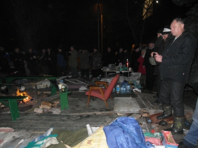 Палатки голодающих чернобыльцев разрушили люди в штатском