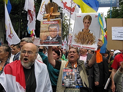 Сторонники Тимошенко в центре Киева бьют милиционеров розгами