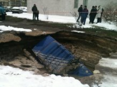 Авто провалилось под асфальт в Киеве