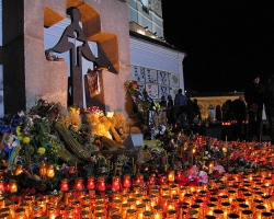В Луганске почтили жертв Голодомора ... трижды