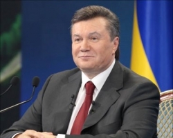 Янукович пьет минералку ценой 300 грн за 0,33 л
