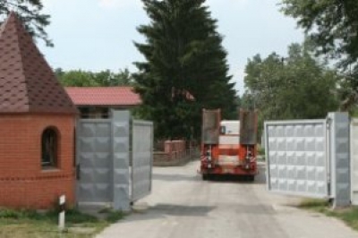 В резиденции Януковича "Залесье" за 7 млн. гривен поменяли забор