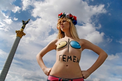 Депутат Колесниченко подрался с девушкой из FEMEN (видео)