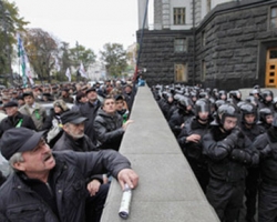 Число протестов в 2012 году увеличится (опрос)