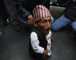 В Непале нашли самого низкорослого мужчину на планете (Фото, видео)