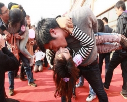 В Китае устроили необычный конкурс поцелуев (Фото)