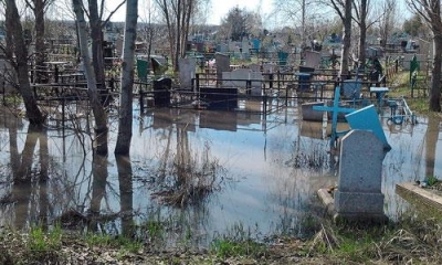 В Луганске затопило кладбище