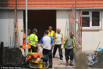 400-килограммовую британку вытаскивали из дома 30 спасателей (фото)