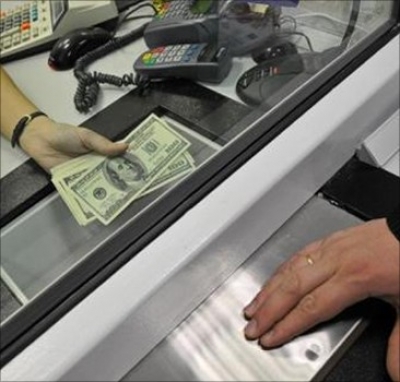 Украинцы начали больше покупать валюты в 2,5 раза 