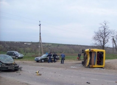По дороге в Луганск перевернулся рейсовый автобус