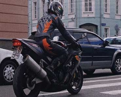 В Лисичанске разыскивают мотоциклиста, который сбил женщину