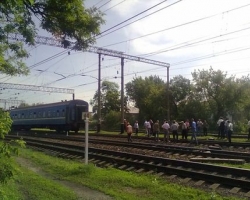Поезд "Одесса - Луганск" сошел с рельс в Донецкой области