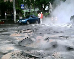 В Киеве кипяток сделал огромную воронку и поднял асфальт (Фото)