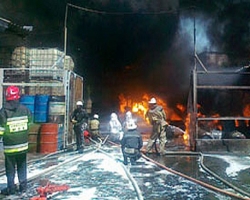 В Макеевке крупный пожар на заводе "Омега"