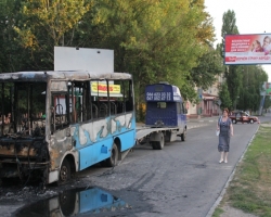 В Херсоне дотла сгорела маршрутка, в которой были пассажиры