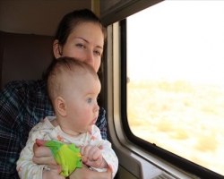 Проводники высаживают с поезда семьи без документов на детей