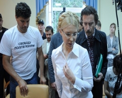 Для Тимошенко построили стеклянную камеру в зале апелляционного суда